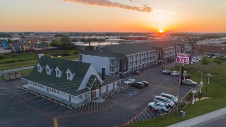 The Crossroads Hotel & Suites