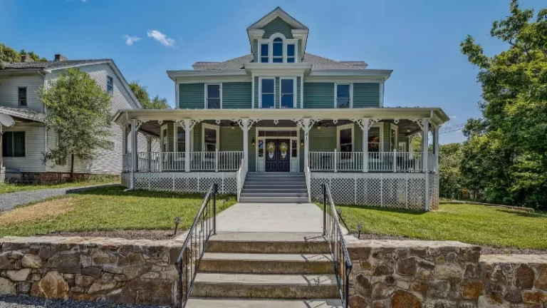 The Grand Castalian Inn Bed And Breakfast