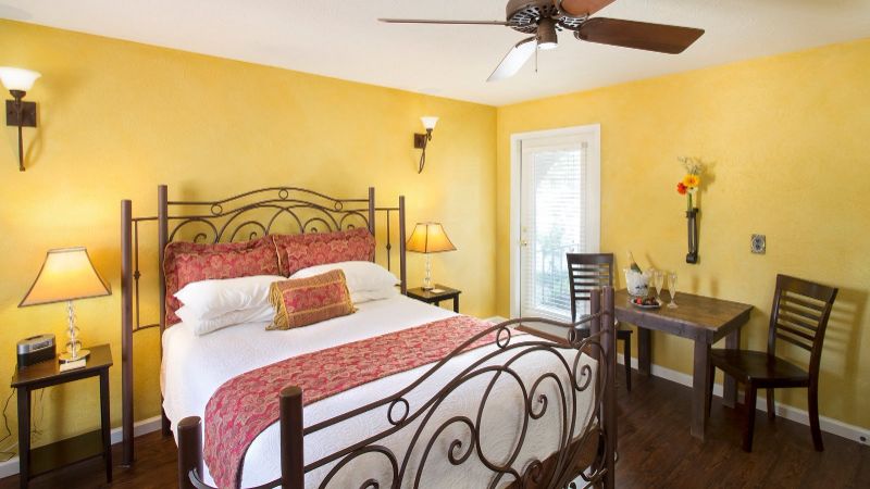 The Lakehouse Bed and Breakfast, room with private jacuzzi, photo 3