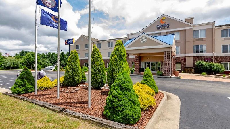 Comfort Inn & Suites Hillsville I-77, room with private jacuzzi, photo 6
