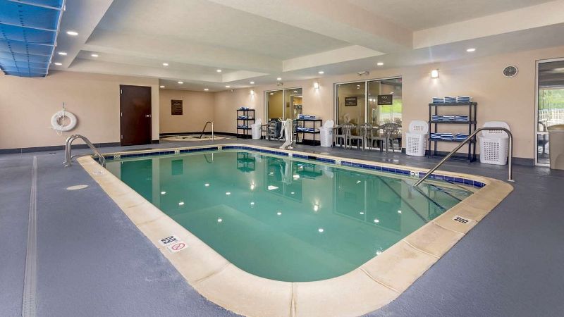 Comfort Inn & Suites Hillsville I-77, room with private jacuzzi, photo 7