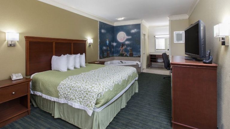 Days Inn & Suites by Wyndham Big Spring