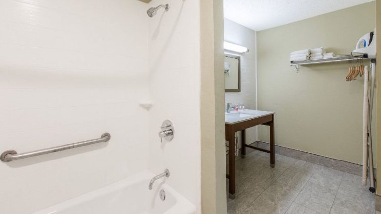 Days Inn & Suites by Wyndham Big Spring