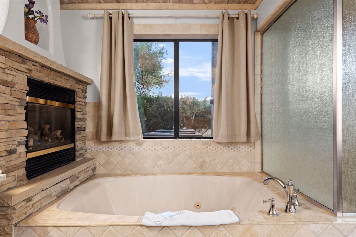 Adobe Village Graham Inn, room with private jacuzzi