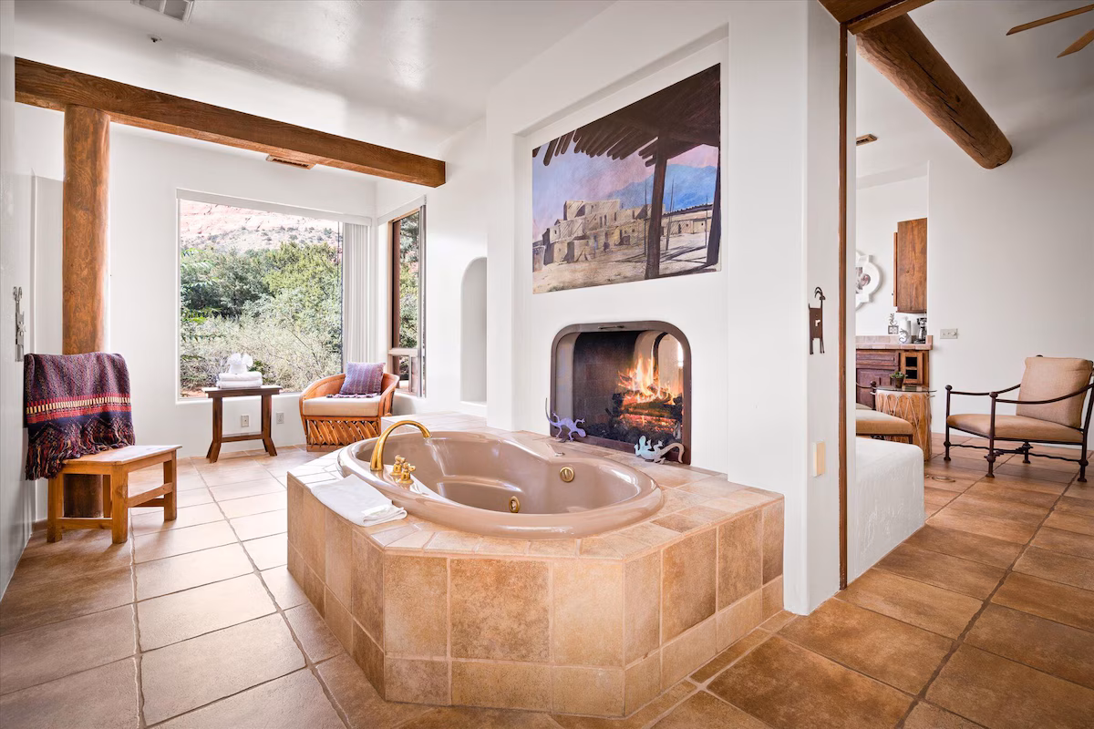 Adobe Village Villa with Private Patio- Purple Lizard, room with private jacuzzi