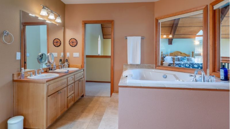 Agate Beach Chalet Newport Oregon, room with private jacuzzi, photo 2