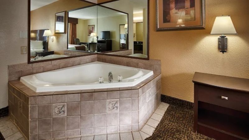 Best Western Elkhart Inn Suites 1 - jacuzzi hotel room