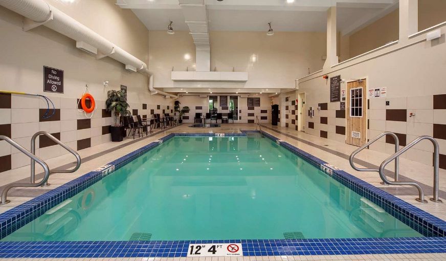 Best Western Plus Fort Saskatchewan Inn & Suites, room with private jacuzzi, photo 7