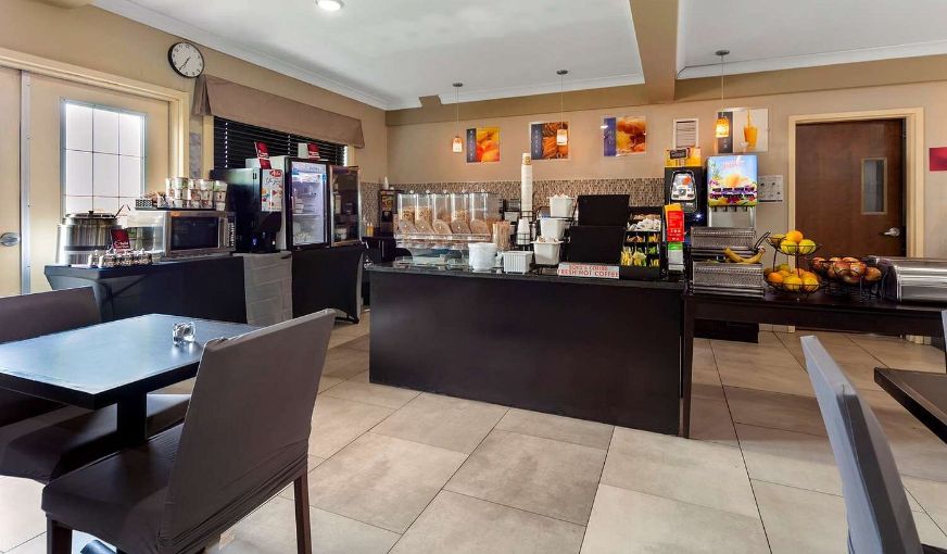 Best Western Plus Fort Saskatchewan Inn & Suites, room with private jacuzzi, photo 8