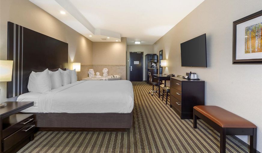 Best Western Plus Sherwood Park Inn & Suites, room with private jacuzzi, photo 3
