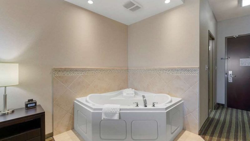Best Western Plus Sherwood Park Inn Suites - jacuzzi hotel room
