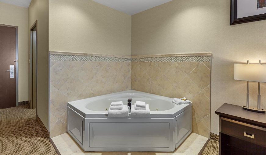 Best Western Plus The Inn At St. Albert, room with private jacuzzi, photo 2