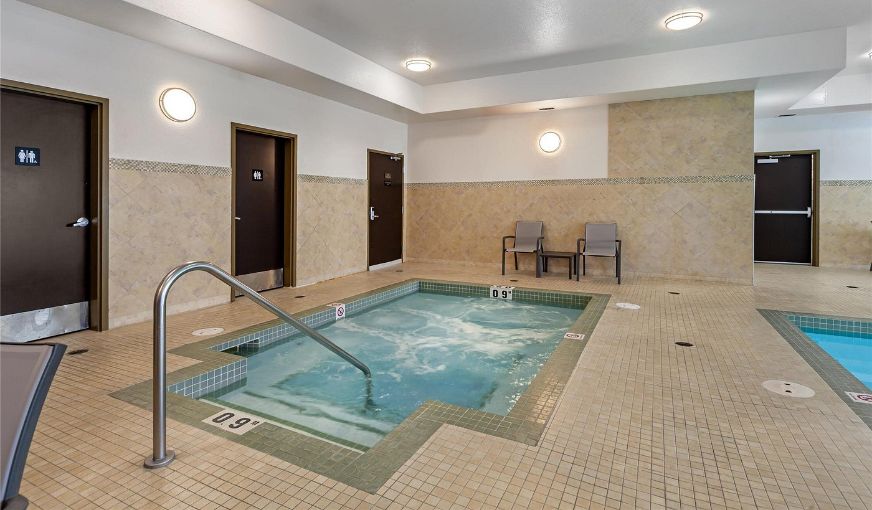 Best Western Plus The Inn At St. Albert, room with private jacuzzi, photo 6