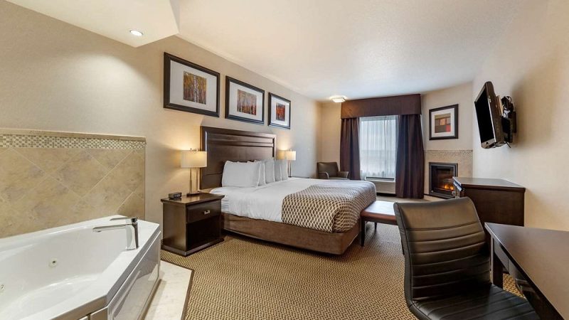 Best Western Plus The Inn At St. Albert - jacuzzi hotel room