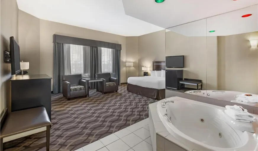 Best Western Plus Travel Hotel Toronto Airport, room with private jacuzzi, photo 5