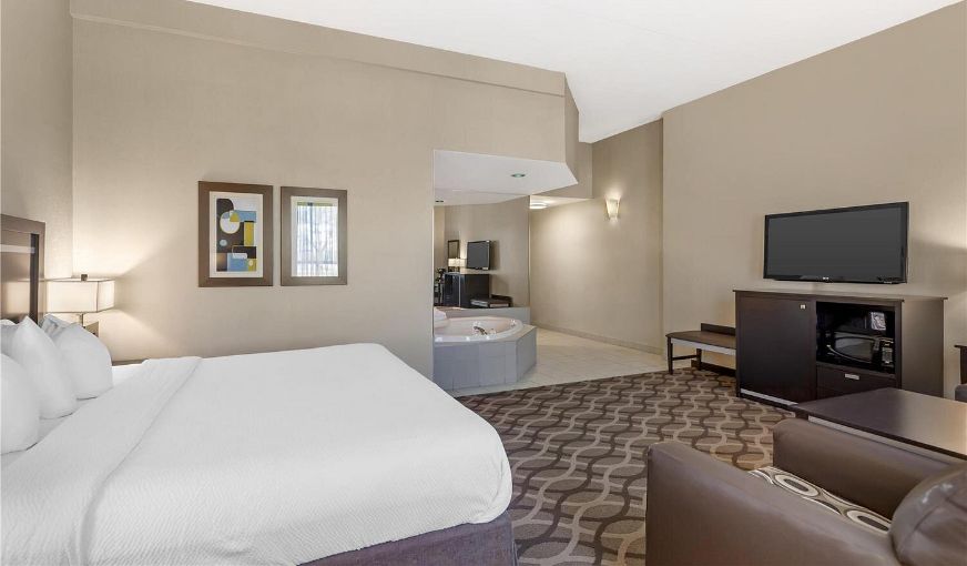 Best Western Plus Travel Hotel Toronto Airport, room with private jacuzzi, photo 7
