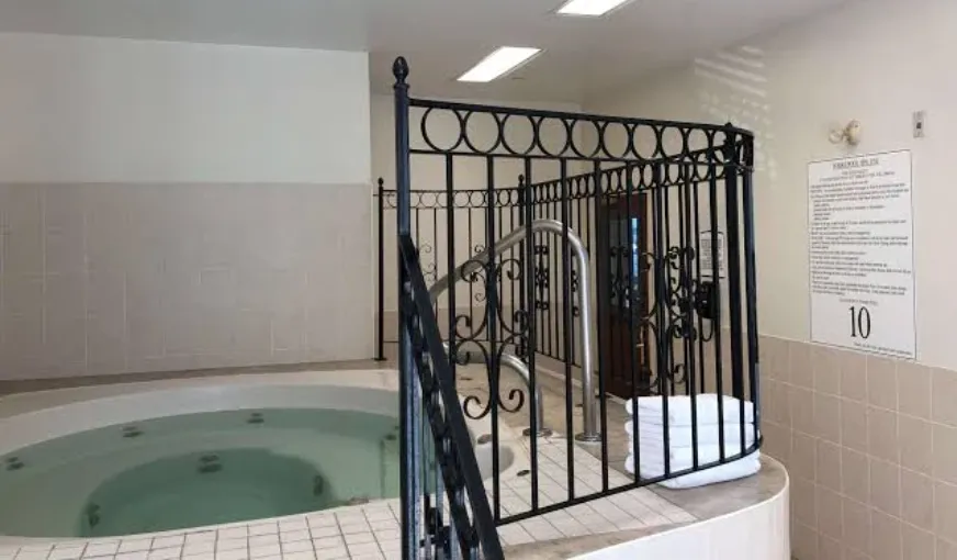 Best Western Plus Travel Hotel Toronto Airport, room with private jacuzzi, photo 8