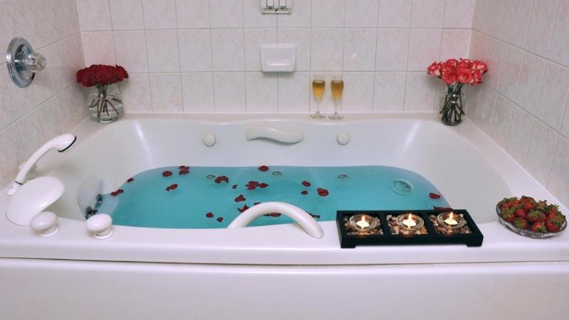 Cartier Place Suite Hotel1 - jacuzzi hotel room