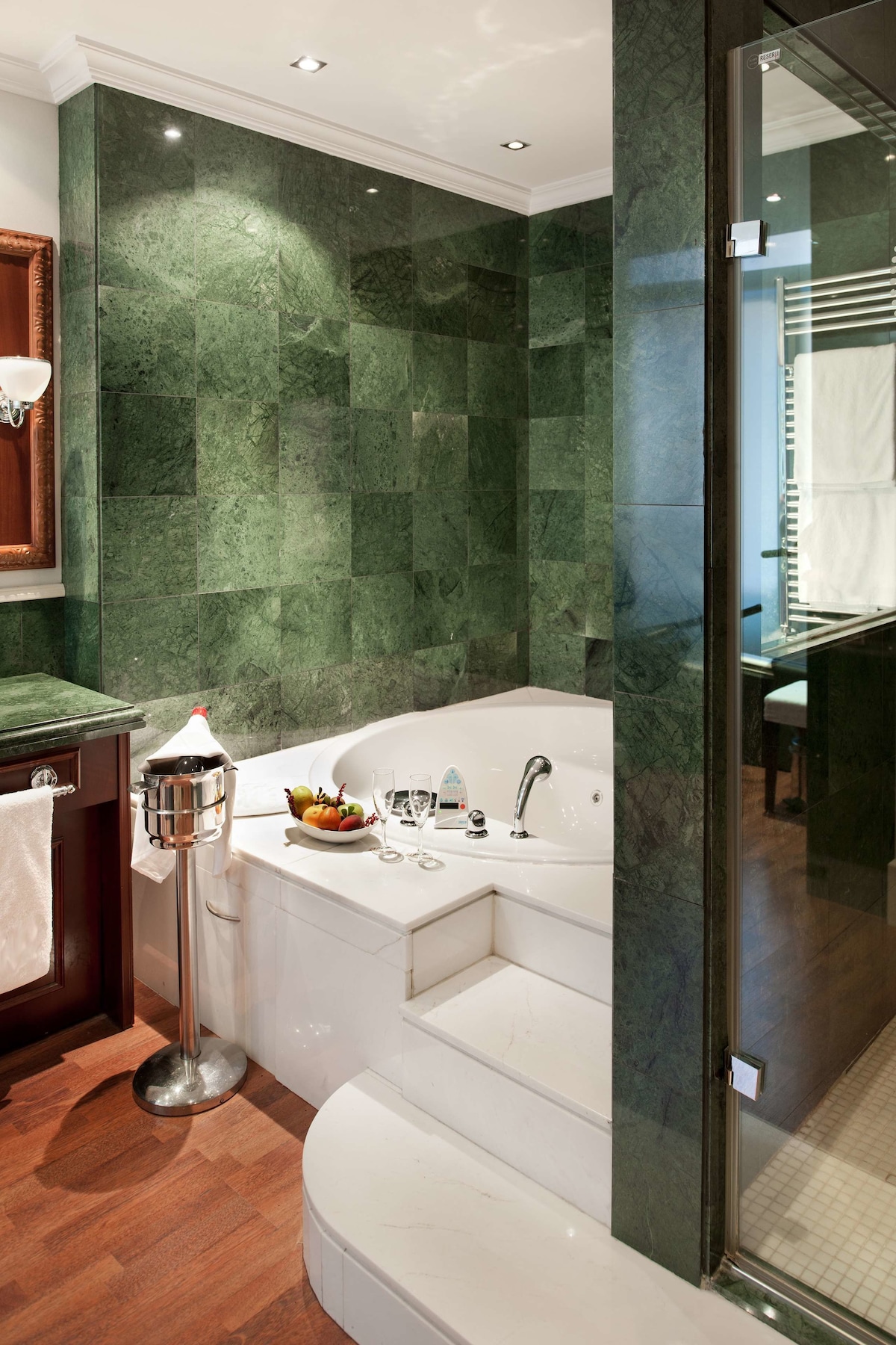 Catalonia Las Cortes Hotel, habitación con jacuzzi privado