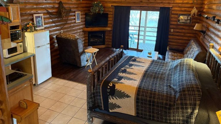 Cedar Lodge & Settlement – Whirlpool Suites