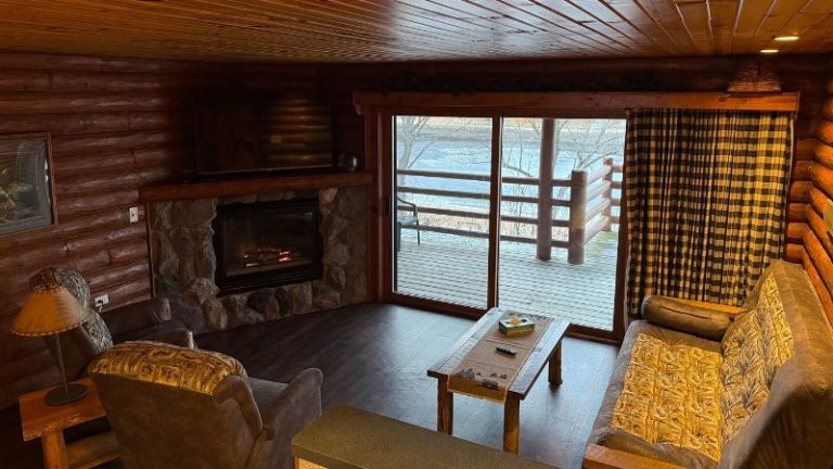 Cedar Lodge & Settlement – Whirlpool Suites