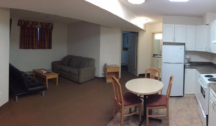 Chateau Motel Edmonton, room with private jacuzzi, photo 3