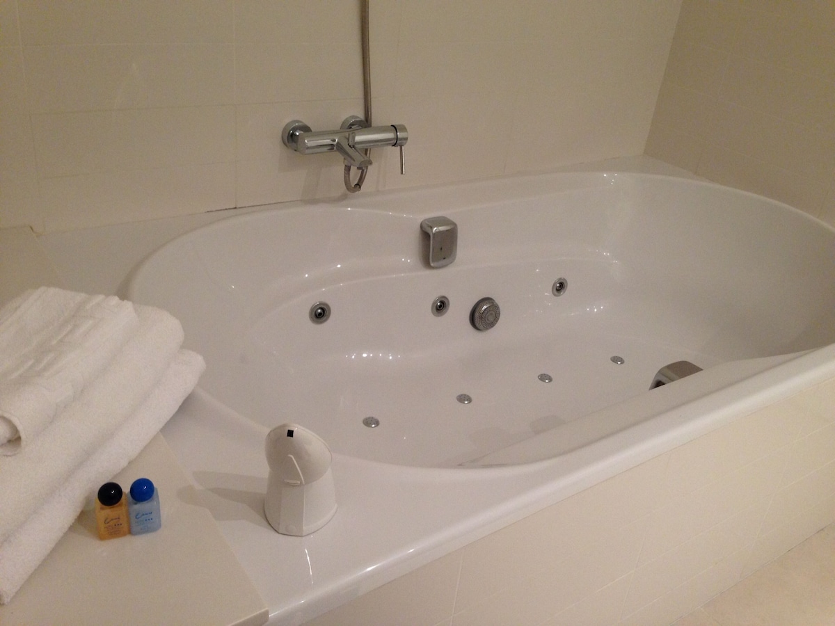 Checkin Valencia Ciscar, habitación con jacuzzi privado
