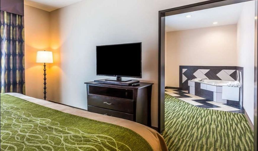 Comfort Inn & Suites Moore – Oklahoma City, room with private jacuzzi, photo 2