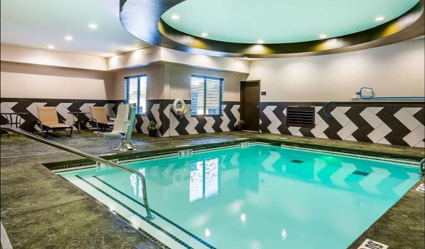 Comfort Inn & Suites Moore – Oklahoma City, room with private jacuzzi, photo 7