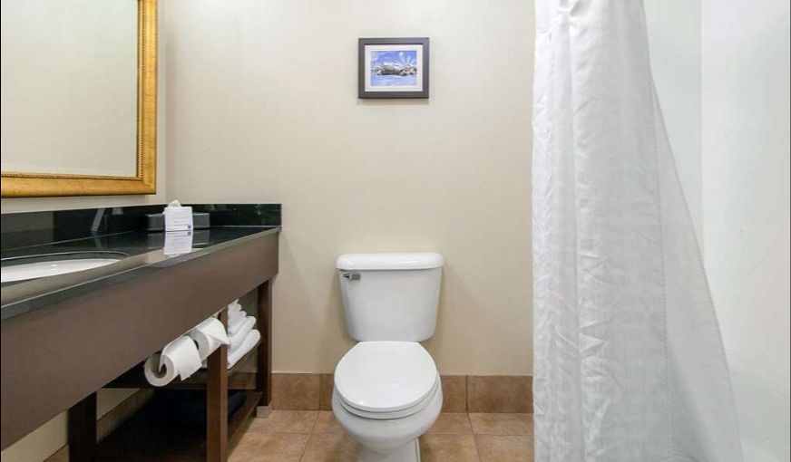 Comfort Inn & Suites Norman near University, room with private jacuzzi, photo 3