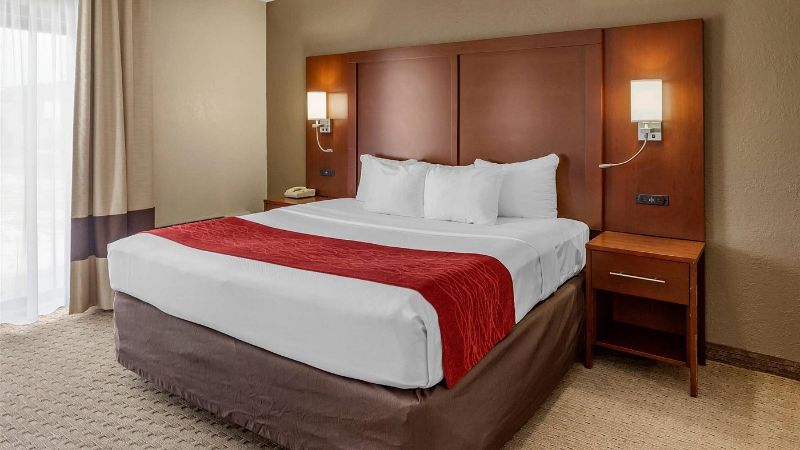 Comfort Inn & Suites Rochelle, room with private jacuzzi, photo 2