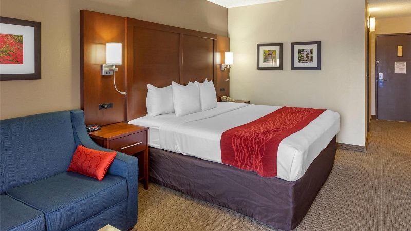 Comfort Inn & Suites Rochelle, room with private jacuzzi, photo 3