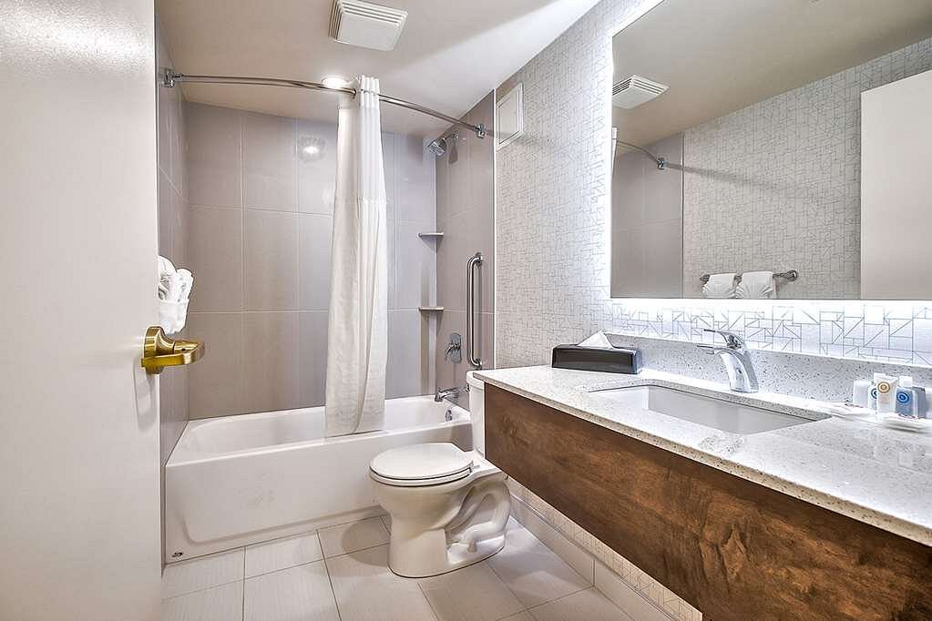 Comfort Inn & Suites South Calgary, room with private jacuzzi, photo 3