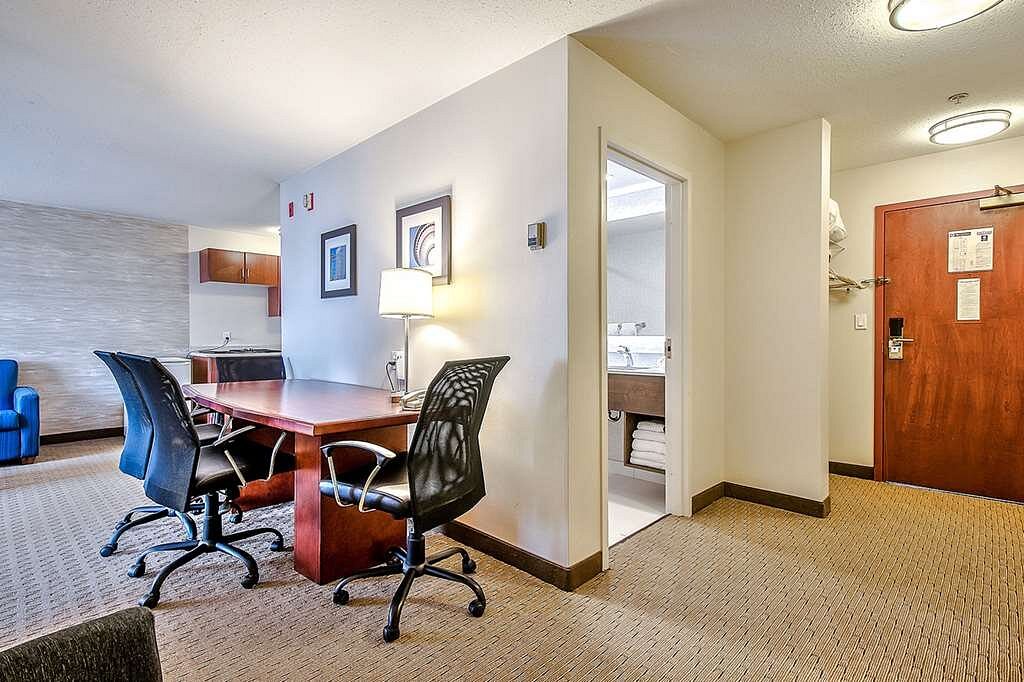 Comfort Inn & Suites South Calgary, room with private jacuzzi, photo 4