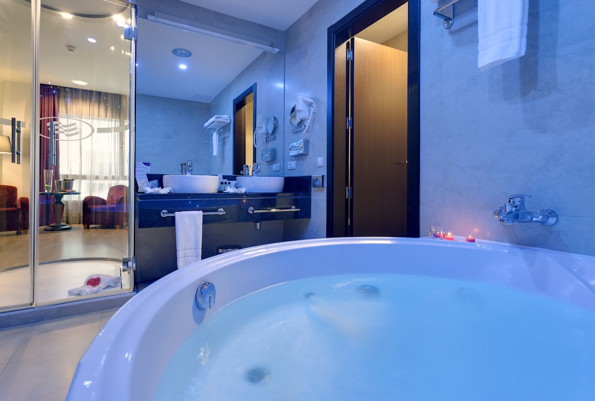 Crowne Plaza Madrid Airport by IHG, habitación con jacuzzi privado