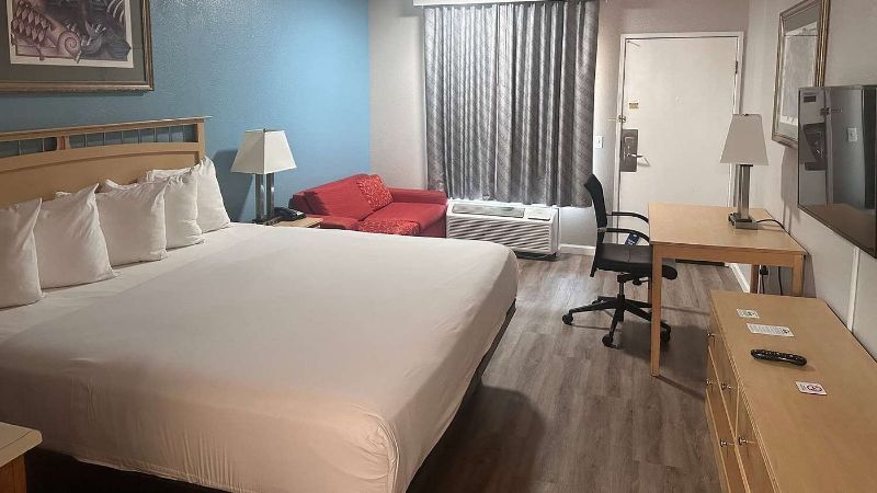 Days Inn By Wyndham Rocklin/sacramento, room with private jacuzzi, photo 2