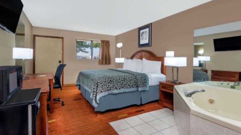 Days Inn by Wyndham Maumee/Toledo