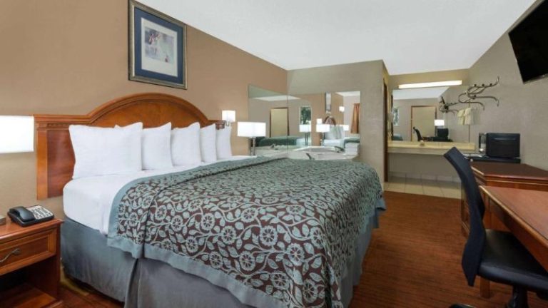 Days Inn by Wyndham Maumee/Toledo