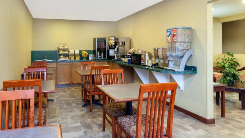 Days Inn by Wyndham Maumee/Toledo, room with private jacuzzi, photo 8