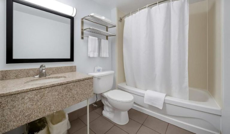 Deluxe Inn Queensway