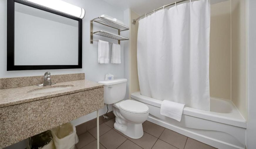 Deluxe Inn Queensway, room with private jacuzzi, photo 5