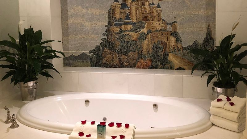 Disneyland Hotel1 - jacuzzi hotel room