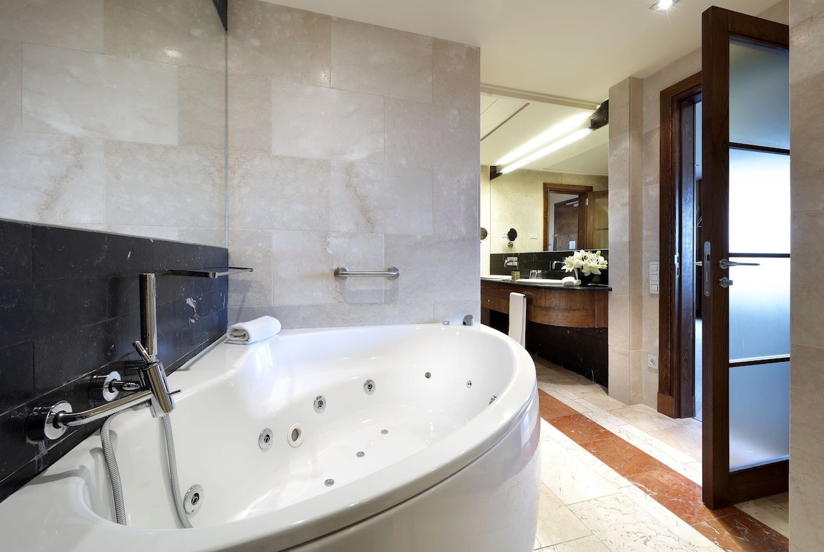 Eurostars Suites Mirasierra, habitación con jacuzzi privado