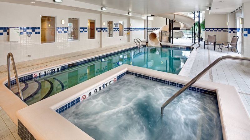 Fairfield Inn & Suites Toronto Brampton, room with private jacuzzi, photo 6