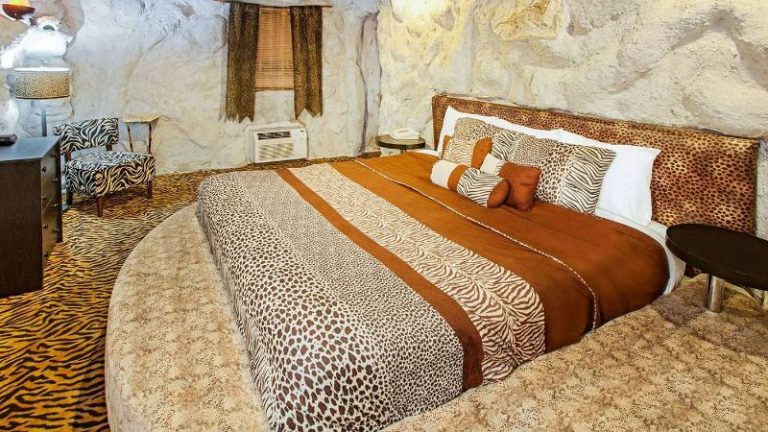 Days Inn & Suites by Wyndham Terre Haute