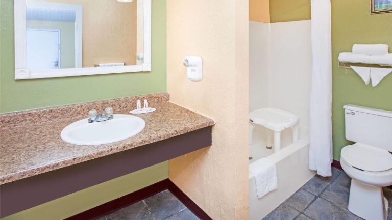 Days Inn & Suites by Wyndham Terre Haute