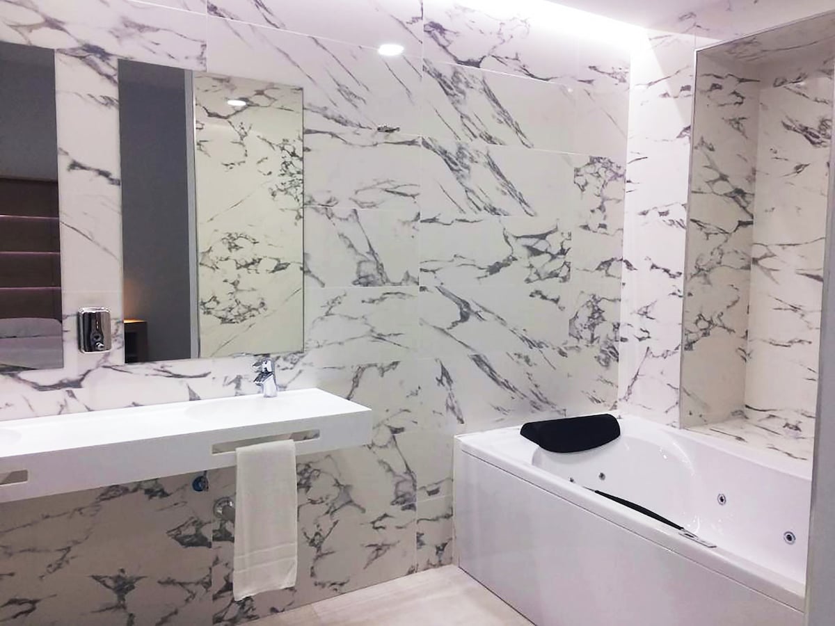 Feelathome Rivero Apartments, habitación con jacuzzi privado
