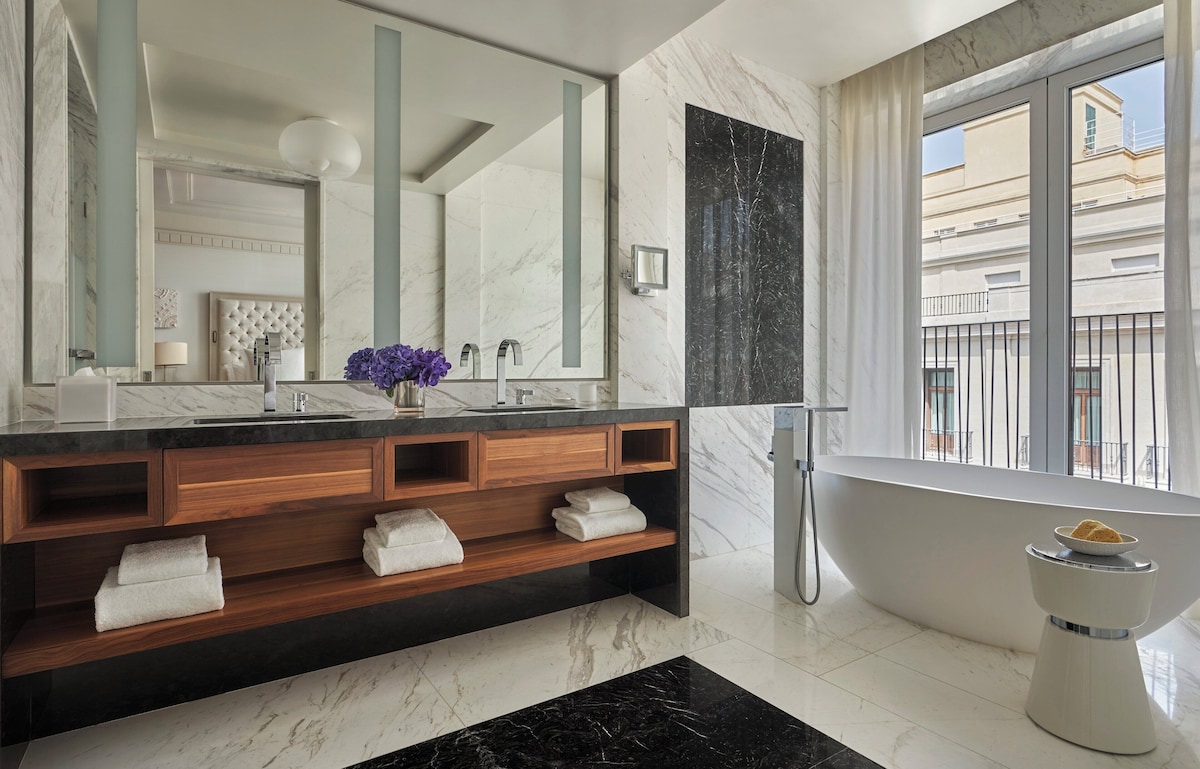 Four Seasons Hotel Madrid, habitación con jacuzzi privado
