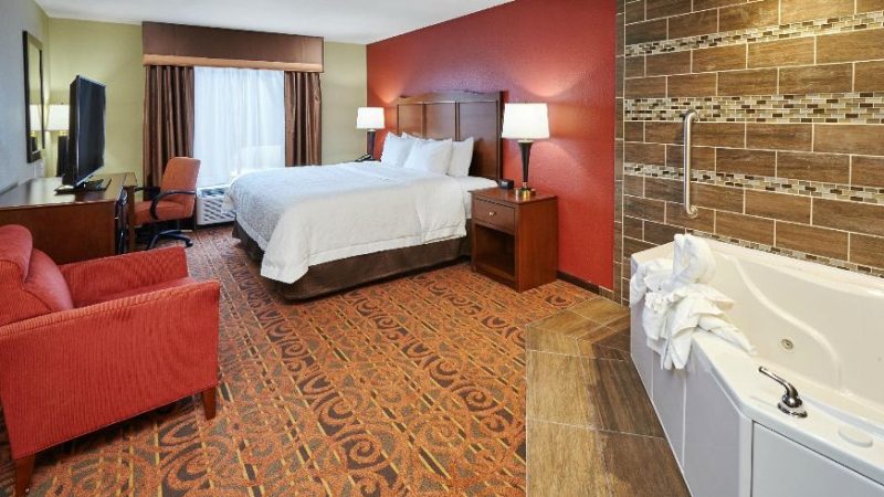Hampton Inn Suites Milwaukee franklin 2 - jacuzzi hotel room