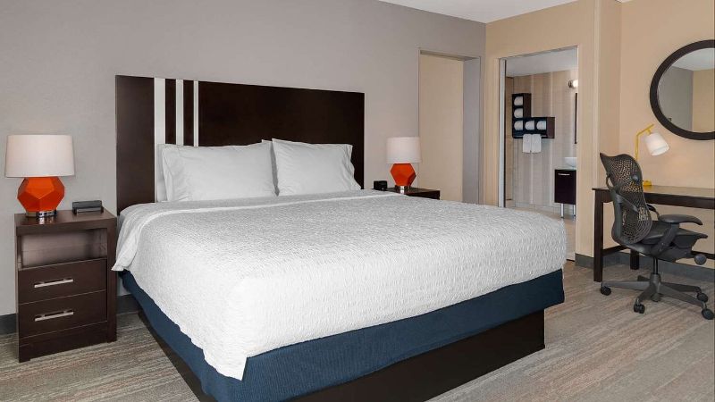 Hampton Inn & Suites Madison Downtown, room with private jacuzzi, photo 6